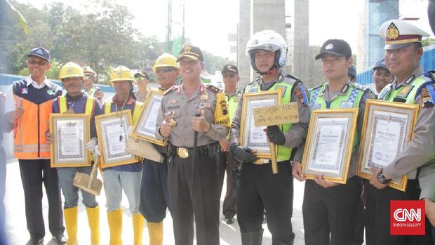 'Ganjal Emas' untuk Polisi Pembantu Pemudik Tanjakan Kenteng