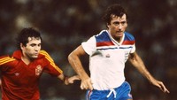 Inggris tampil simpel di Piala Dunia 1982, namun elegan. (Foto: Allsport UK/Getty Images)