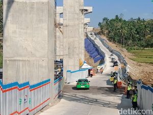 Petugas Imbau Pemudik Matikan AC Saat Nanjak di Kali Kenteng Petugas Imbau Pemudik Matikan AC Saat Nanjak di Kali Kenteng