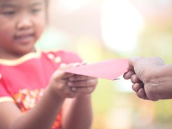 Si Kecil Dapat Angpau, Disimpan Ortu atau Biarkan Dipakai Anak?
