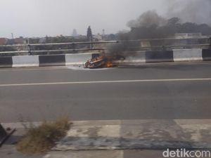 Motor Pengangkut Gas Terbakar di Flyover Buaran