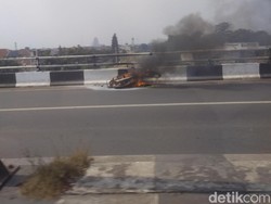 Motor Pengangkut Gas Terbakar di Flyover Buaran