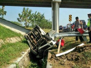 Mobil Terguling di Tol Cipali Km 153, Pengemudi Dilarikan ke RS