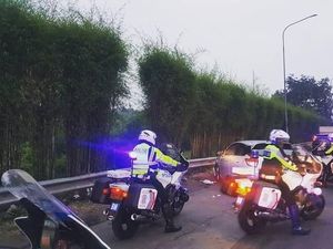 Kelelahan, Pemudik Tidur di Tol Cikampek