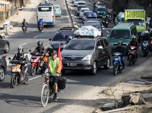 Luar Biasa! Pemudik ini Pulang Kampung Naik Sepeda