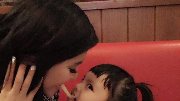Jadi Hot Mama, Ini Potret Keren Denada Ketika Makan Bersama Sang Putri