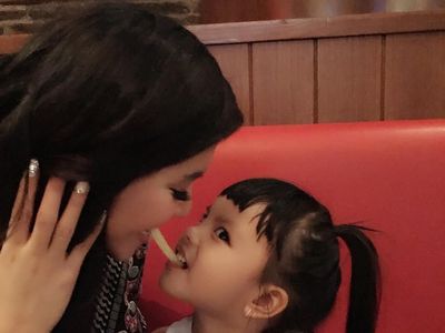 Jadi Hot Mama, Ini Potret Keren Denada Ketika Makan Bersama Sang Putri