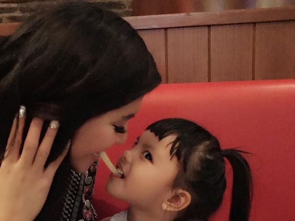 Jadi Hot Mama, Ini Potret Keren Denada Ketika Makan Bersama Sang Putri
