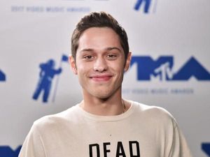 Pete Davidson Dikabarkan Jalani Terapi Trauma Gegara Kanye West Pete Davidson Dikabarkan Jalani Terapi Trauma Gegara Kanye West