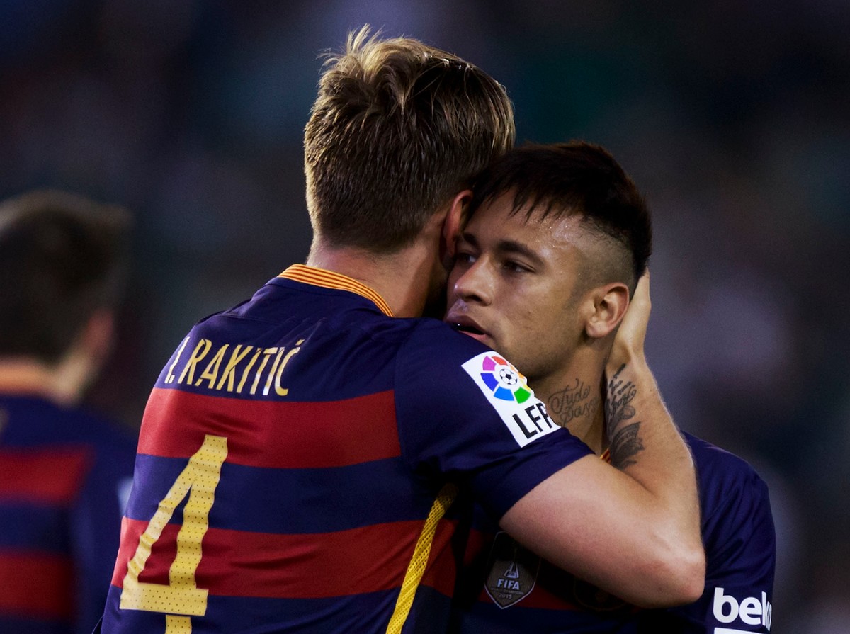 Ivan Rakitic dan Neymar saat masih di Barcelona. (Foto: Gonzalo Arroyo Moreno/Getty Images)