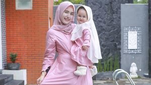 Gaya Kompak Istri Pasha Ungu Bareng Anak, Baju hingga Mukena Seragam