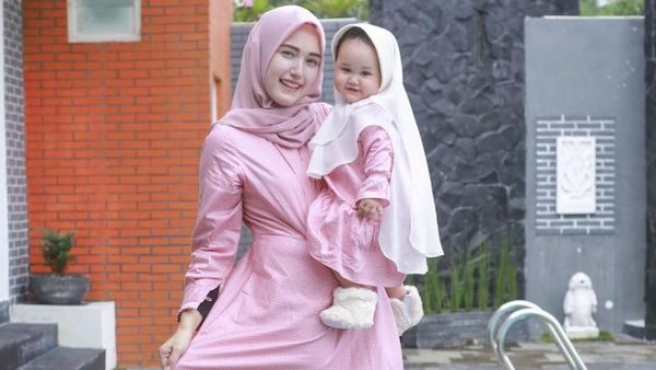 Gaya Kompak Istri Pasha Ungu Bareng Anak, Baju hingga Mukena Seragam