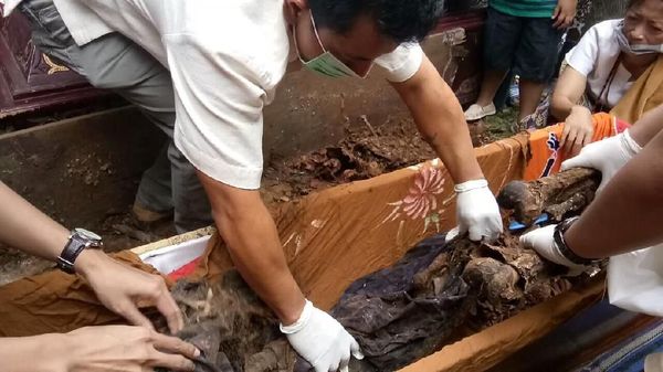 Foto: Ritual Ganti Baju Jenazah Orang Toraja