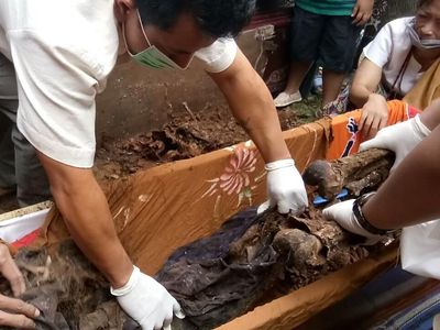 Foto: Ritual Ganti Baju Jenazah Orang Toraja