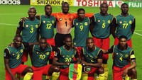Salah satu jersey paling kontroversial dan menarik perhatian di Piala Dunia adalah milik Kamerun di 2002. Sebelum turnamen, mereka meluncurkan jersey tanpa lengan seperti seragam basket. Namun jersey itu kemudian disoroti FIFA dan mereka diminta menambahkan lengan. (Foto: Stu Forster/Getty Images)