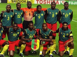 Salah satu jersey paling kontroversial dan menarik perhatian di Piala Dunia adalah milik Kamerun di 2002. Sebelum turnamen, mereka meluncurkan jersey tanpa lengan seperti seragam basket. Namun jersey itu kemudian disoroti FIFA dan mereka diminta menambahkan lengan. (Foto: Stu Forster/Getty Images)