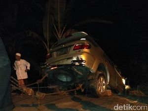 Mobil Terjun ke Jurang di Bondowoso, Penumpang Balita Syok Berat Mobil Terjun ke Jurang di Bondowoso, Penumpang Balita Syok Berat