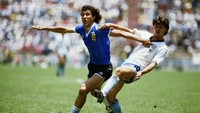 Argentina benar-benar mengambil panggung di Piala Dunia 1986. Tak cuma juara dan punya kisah gol tangan Tuhan dari Diego Maradona yang melegenda, mereka juga punya jersey yang menawan. (Foto: Michael King/Getty Images)