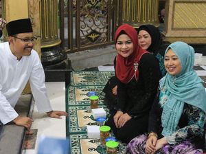 Gus Ipul-Puti Ziarah Makam Syaichona Kholil di Ujung Ramadan
