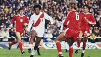 Di era modern, desain jersey Peru barangkali terlihat biasa. Namun di Piala Dunia 1978, penampilan mereka dinilai sebagai salah satu yang terbaik. Desain seragam Peru memang simpel, tapi menunjukkan ketegasan dan karakter kuat dengan garis diagonalnya. (Foto: AFP PHOTO)