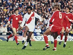 Di era modern, desain jersey Peru barangkali terlihat biasa. Namun di Piala Dunia 1978, penampilan mereka dinilai sebagai salah satu yang terbaik. Desain seragam Peru memang simpel, tapi menunjukkan ketegasan dan karakter kuat dengan garis diagonalnya. (Foto: AFP PHOTO)