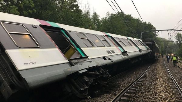 Foto: Penampakan Kereta yang Tergelincir di Pinggiran Paris