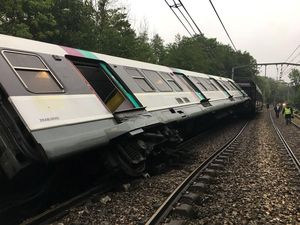 Foto: Penampakan Kereta yang Tergelincir di Pinggiran Paris