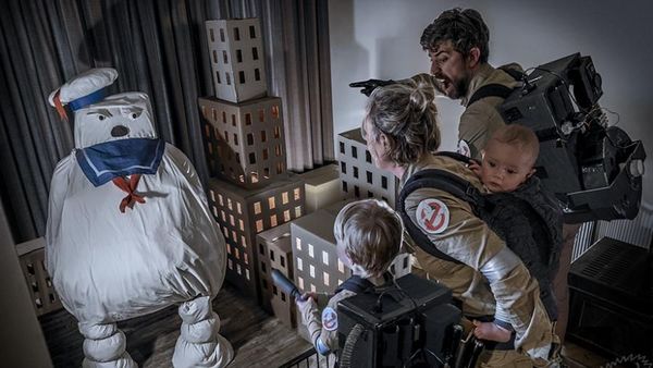 Kreatif! Pasangan Ini Bikin Foto Keluarga Bertema Film