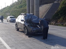 Bodi Depan Hancur, Mobil Pemudik Sundul Kendaraan di Tol Wilangan