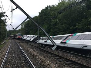 Kereta Tergelincir di Pinggiran Paris, 7 Orang Luka-luka