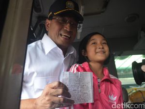 Mudik Lancar, Anak Ini Nitip Gambar untuk Presiden ke Menhub