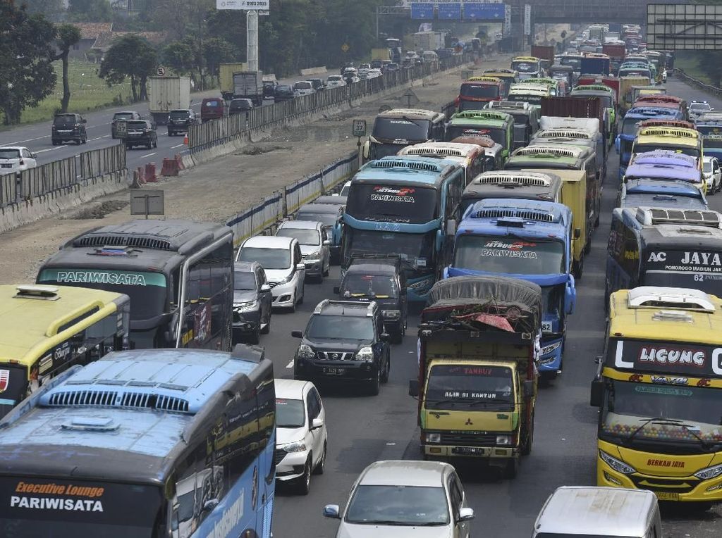 Titik-titik Macet di Tol Arah Jakarta Pagi Ini Titik-titik Macet di Tol Arah Jakarta Pagi Ini