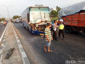 Bus Sugeng Rahayu Sarat Pemudik Tabrak Truk dan MPV, 1 Luka