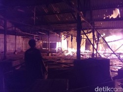 Diduga Korsleting Listrik, Pasar Benculuk Banyuwangi Terbakar