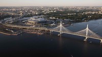 Stadion tersebut berada di sebuah pulau kecil bernama Krestovsky Island, yang dipisahkan sebuah teluk kecil dari daratan utama. Foto: Anton Vaganov/Reuters