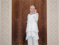 Tips Padu Padan Blus Putih untuk Lebaran agar Tampil Kekinian