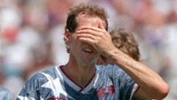 Amerika Serikat tak mau tanggung-tanggung saat jadi tuan rumah Piala Dunia 1994. Tim Paman Sam mengenakan seragam dengan desain yang tak diragukan lagi mencolok. (Foto: Shaun Botterill/ALLSPORT)