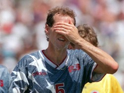 Amerika Serikat tak mau tanggung-tanggung saat jadi tuan rumah Piala Dunia 1994. Tim Paman Sam mengenakan seragam dengan desain yang tak diragukan lagi mencolok. (Foto: Shaun Botterill/ALLSPORT)
