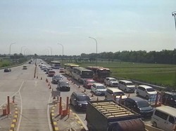 H-3 Lebaran, Antrean Pemudik Mulai Terjadi di Tol Jombang-Mojokerto