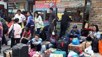 Terminal Bantuan Grogol Dipenuhi Pemudik