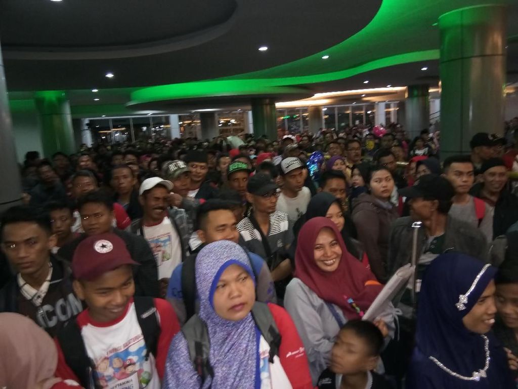 Arus Penumpang Masih Padati Pelabuhan Makassar Arus Penumpang Masih Padati Pelabuhan Makassar