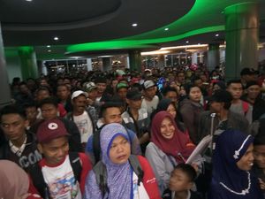 Ribuan Penumpang Padati Pelabuhan Makassar Ribuan Penumpang Padati Pelabuhan Makassar