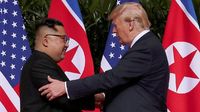 Detik-detik Pertemuan Bersejarah Trump-Kim yang Berlangsung Hangat