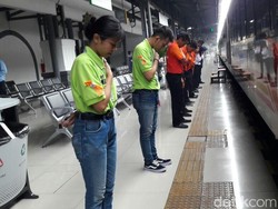 Gestur Menunduk Tiap Kereta Berangkat Jadi Pro-Kontra, Ini Kata KAI