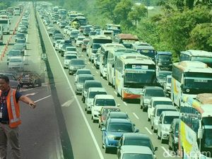 Padat Arus Balik, Tol Cikampek Contraflow di Km 65-41 Padat Arus Balik, Tol Cikampek Contraflow di Km 65-41