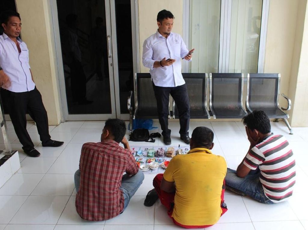 Main Judi Saat Ramadan, 3 Pria di Aceh Ditangkap Polisi Main Judi Saat Ramadan, 3 Pria di Aceh Ditangkap Polisi