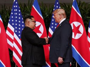 Momen Bersejarah Saat 2 Pemimpin Negara Nuklir Berjabat Tangan