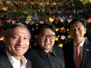 Foto: Senyum Semringah Kim Jong Un Saat Jalan-jalan di Singapura