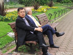 Saat JK Jalan Santai dan Lihat-lihat Taman di Jepang