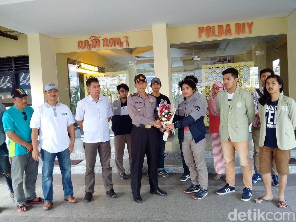 Rekannya Tewas, BEM UGM Aksi Solidaritas di Polda DIY Rekannya Tewas, BEM UGM Aksi Solidaritas di Polda DIY